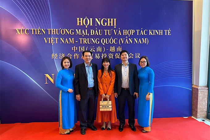 Leadership of Khanh Hoa Salanganes Nest Company posing for photo at the conference