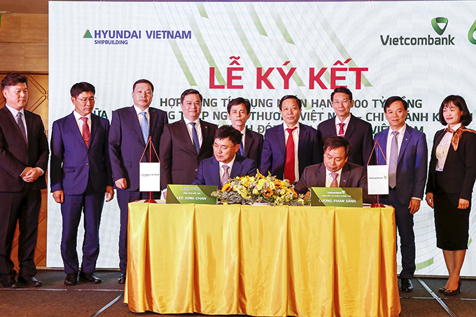 Khanh Hoa Province’s leadership attend the signing ceremony of Vietcombank Khanh Hoa and Hyundai Vietnam Shipbuilding Co., Ltd. (Photo: Cong Dinh)