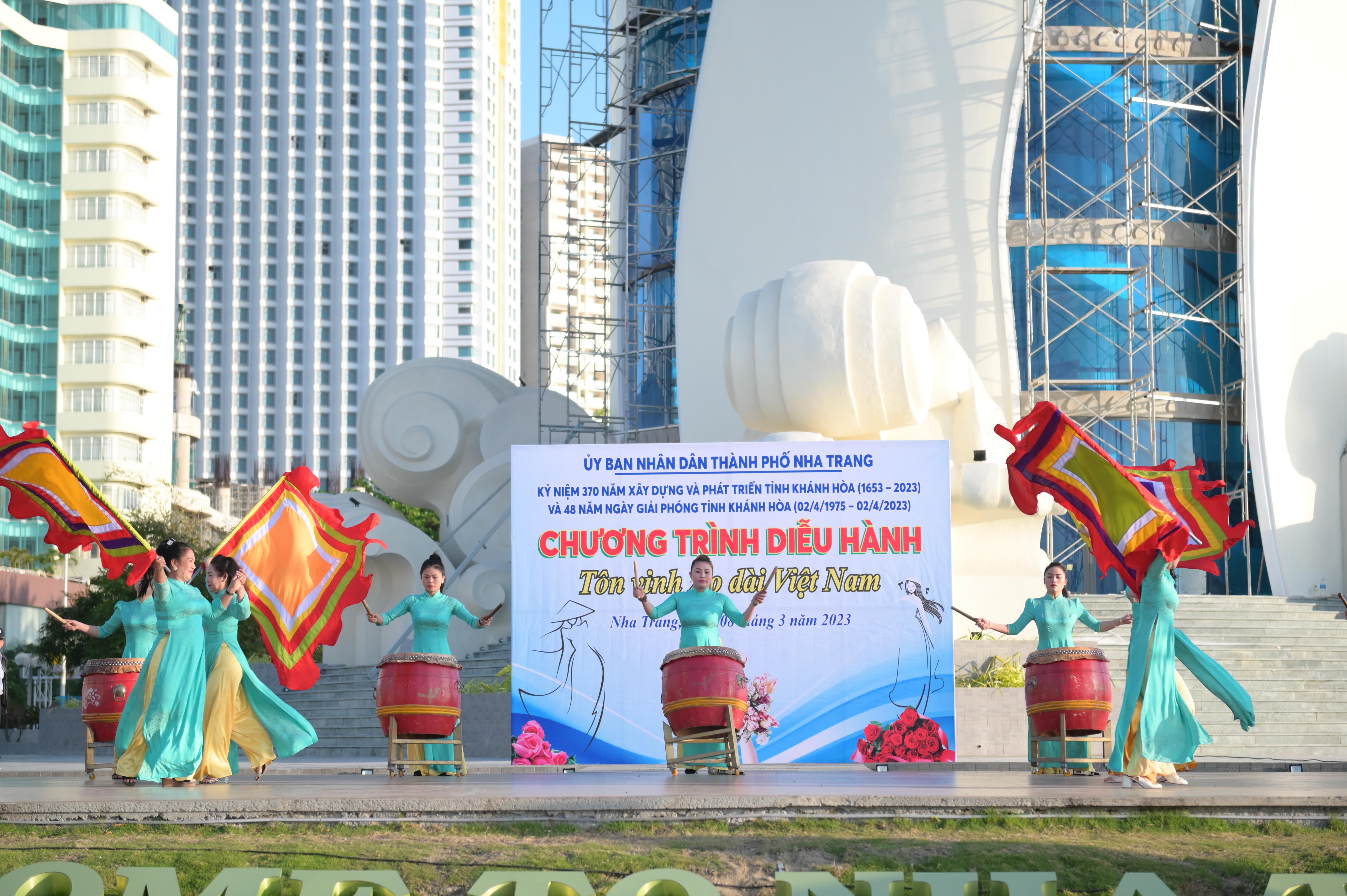 Over 2,000 women march to honor Ao Dai