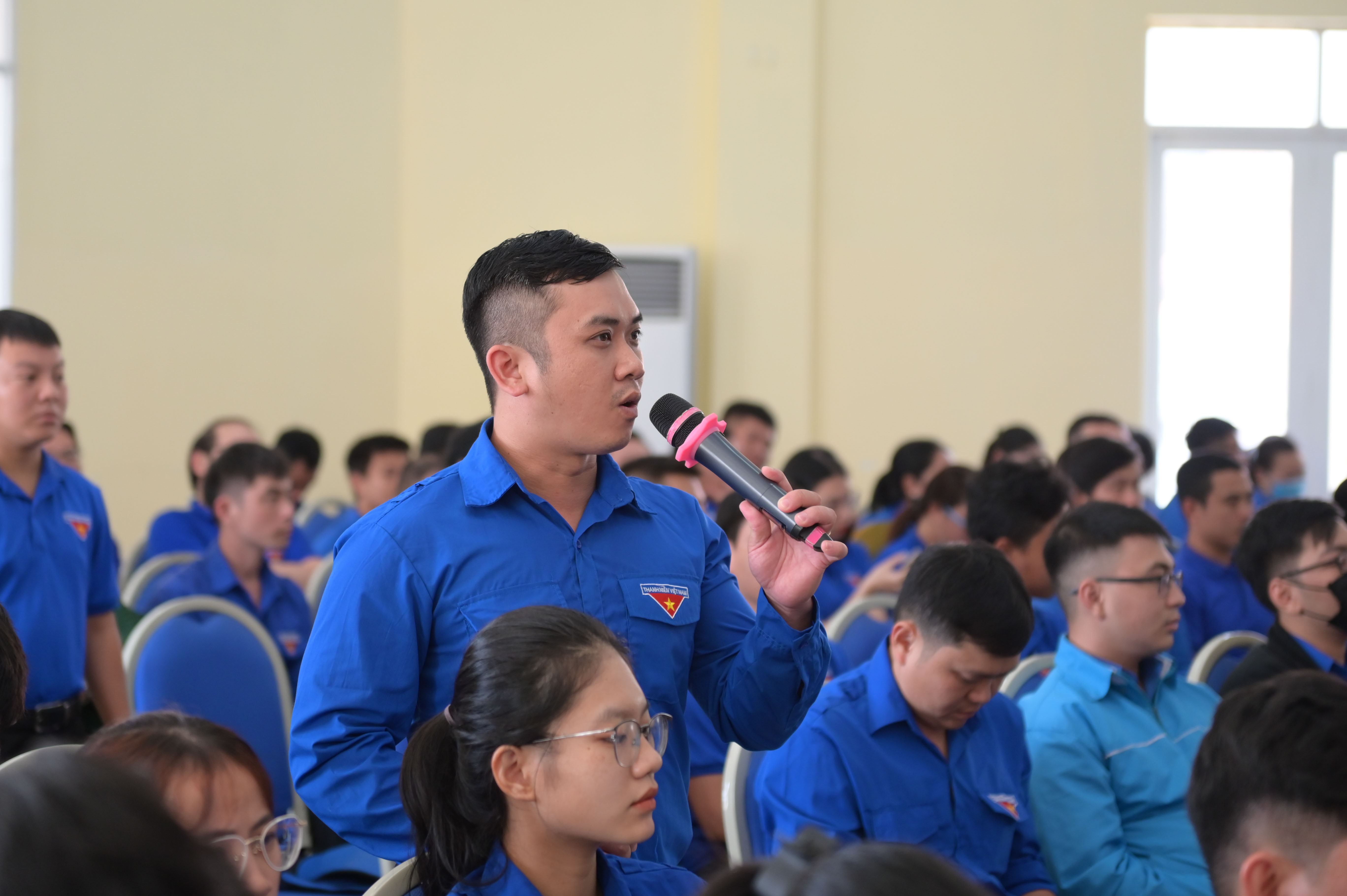 Dialogue between young people and local leaders