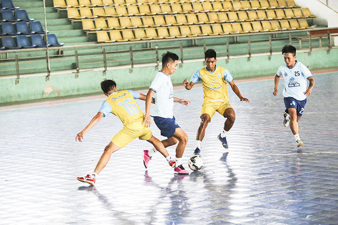 Sanvinest Khanh Hoa playing friendly match with GFDI Song Han