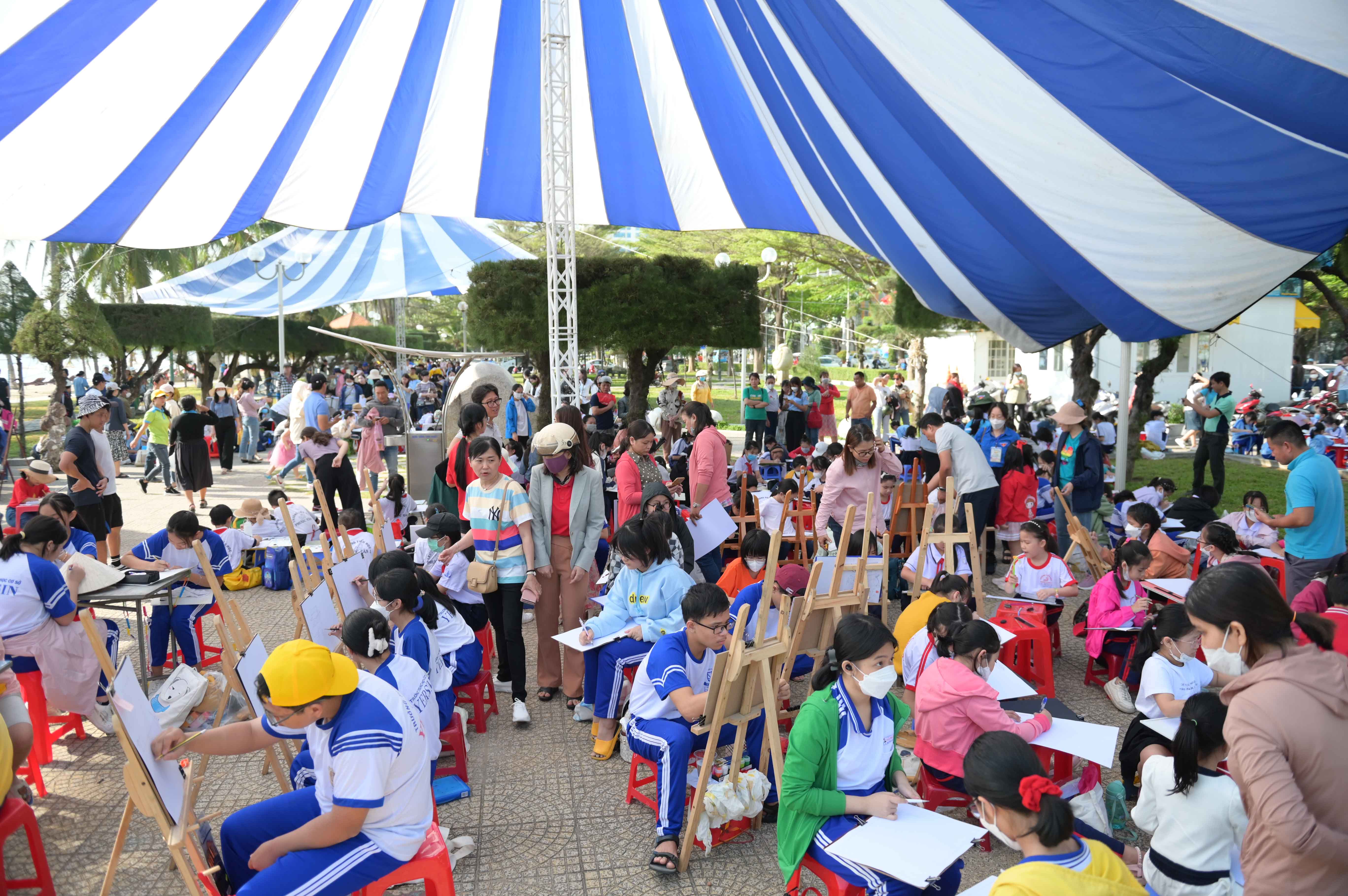 Over 500 children create their paintings in 120 minutes