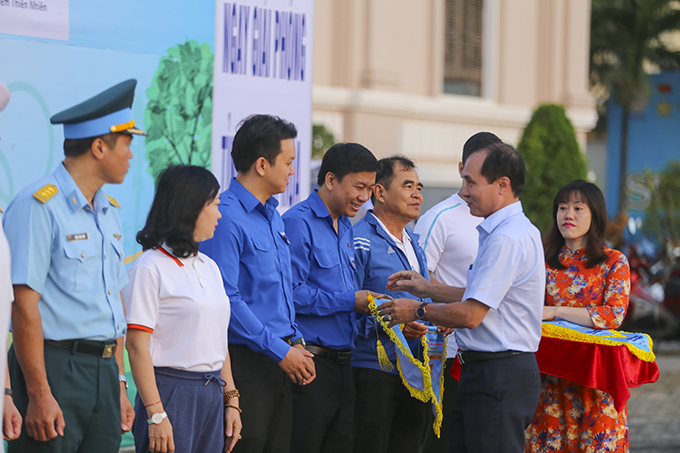 The organization committee offering souvenir flags to units