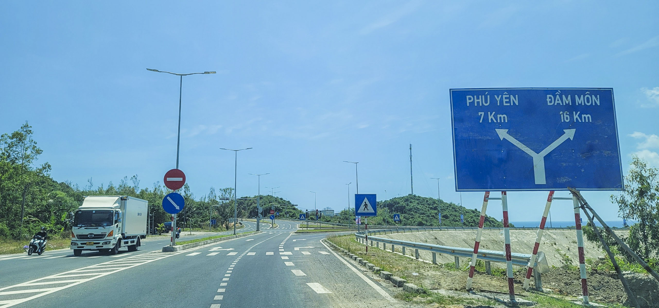 The intersection of National Highway 1 and road to Dam Mon