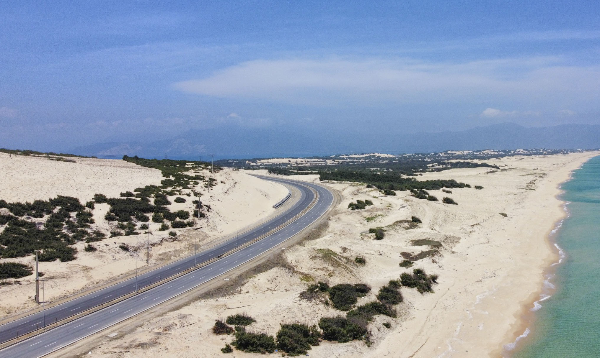 The project has a total length of 14.3km, roadbed of 34m wide, road surface of 24m wide, 6 lanes (3 lanes on each side) and a median strip of 3m wide.