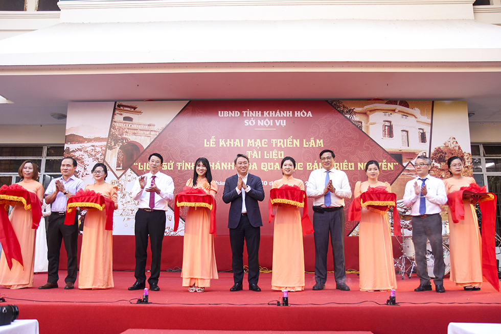 Nguyen Hai Ninh and other leaders of Khanh Hoa cutting ribbon to open the exhibition