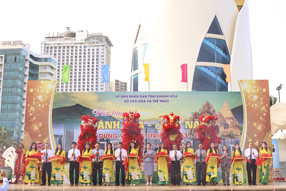 Representatives cutting ribbon to open the photo exhibition