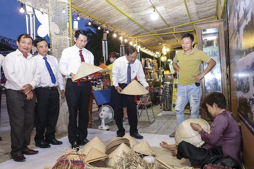 Dinh Van Thieu visits stall of traditional crafts at the exhibition