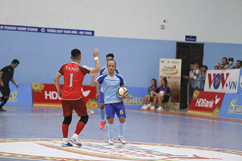 Tran Van Thanh celebrating the goal with his teammates