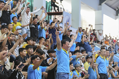 Supporters of Sanvinest Khanh Hoa are happy when the hosts score