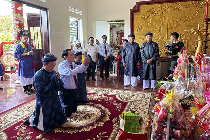 Salanganest Nest Festival is organized to commemorate the merit of the ancestors of salanganes nest industry and soldiers who laid down their life for the nation 